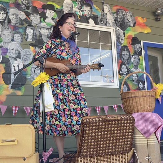 Beth Portman performing an outdoor picnic show