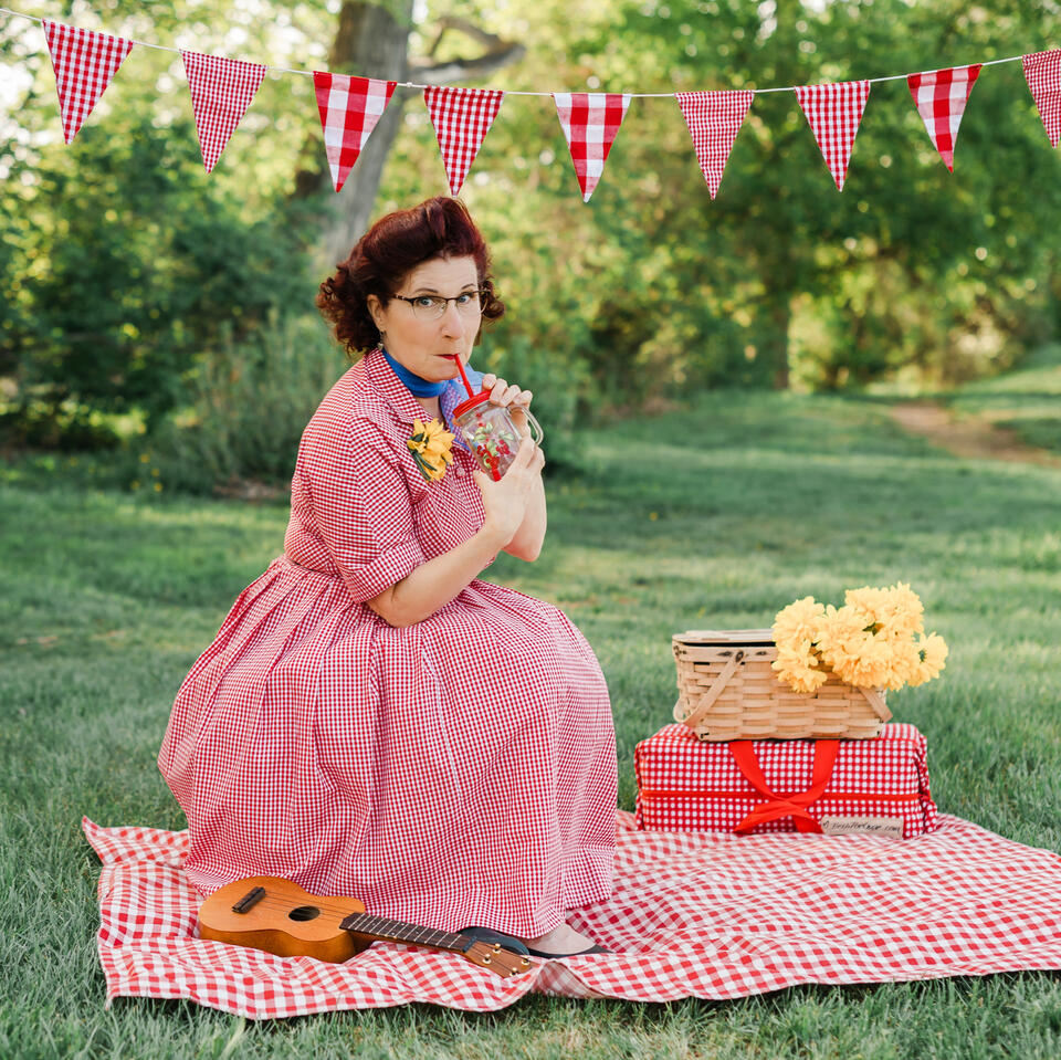 Beth Portman performing an outdoor picnic show